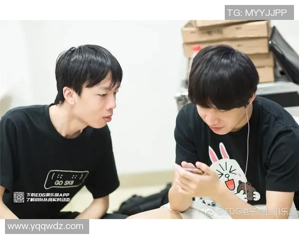 电竞赛后复盘EDG与LNG对决中的战术意识与决策分析